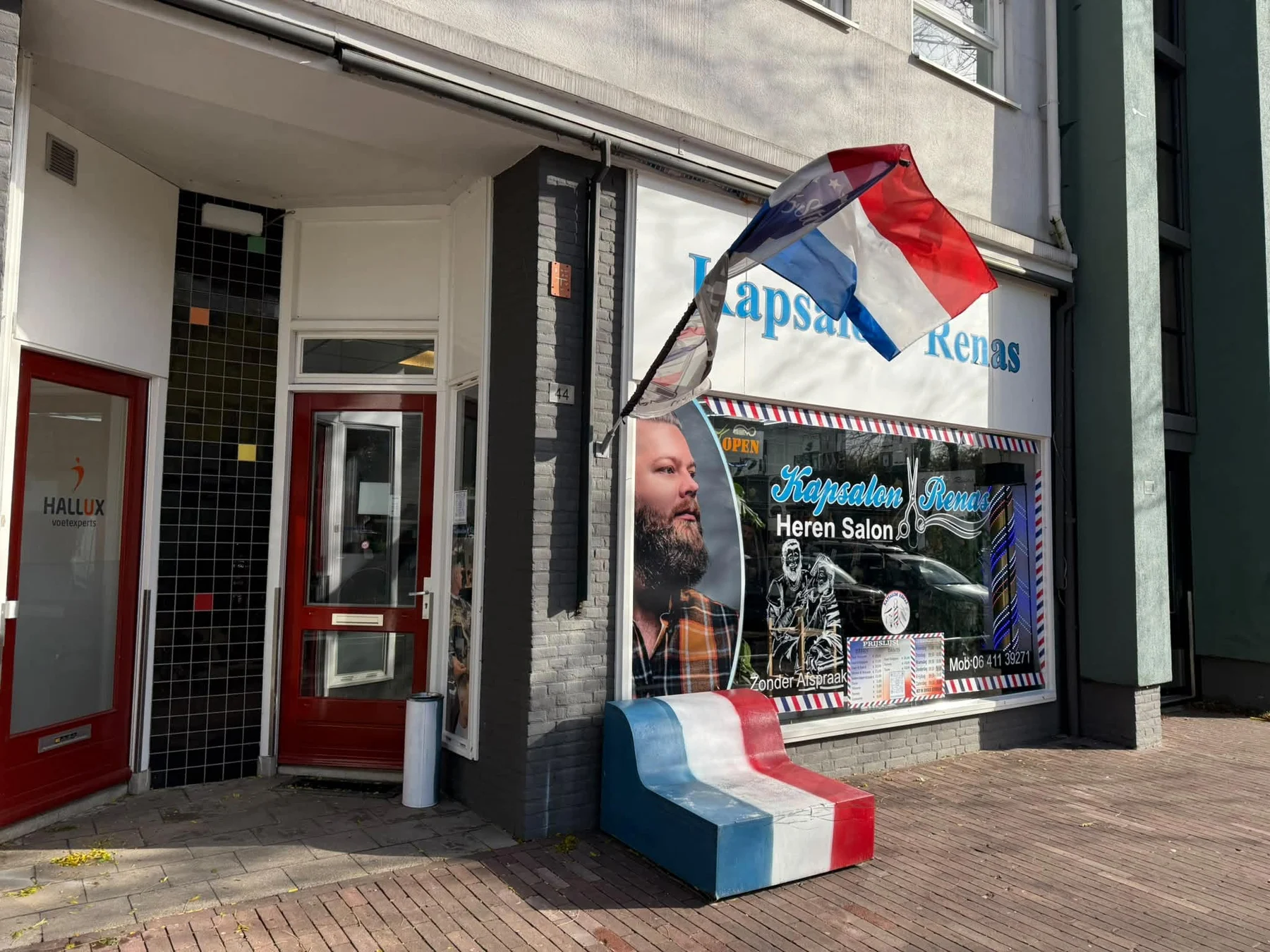 De gevel van Kapsalon Renas aan Hoefbladlaan 44 in Arnhem