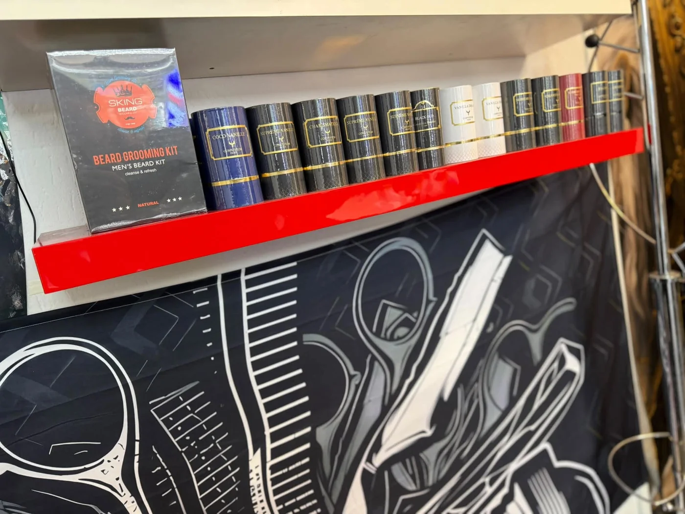 Parfums op de productplank bij Kapsalon Renas